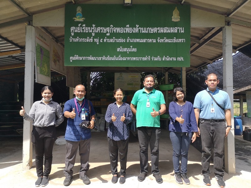 เจ้าหน้าที่ศูนย์ศึกษาการพัฒนาเขาหินซ้อนอันเนื่องมาจากพระราชดำริ