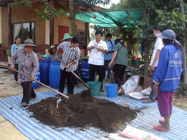 สาธิตการทำน้ำหมักและปุ๋ยหมักชีวภาพ